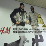 地下鉄四条駅でH&M京都店の広告が展開されていた