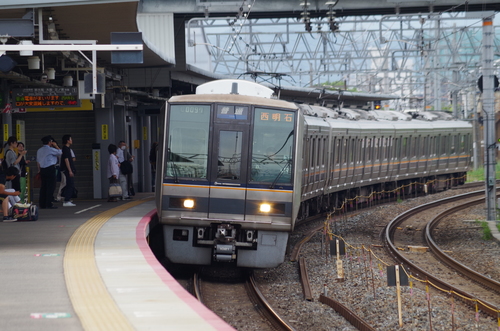 桂川駅に到着する207系