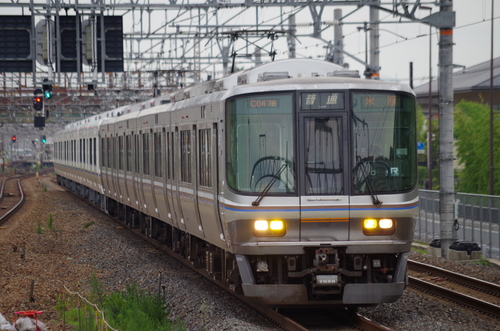 桂川駅に到着する223系と221系の併結編成