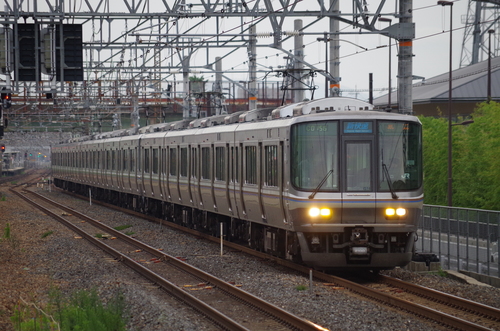 京都方面へ向かう223系新快速