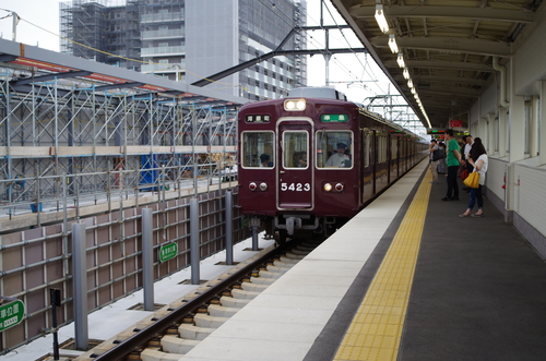 洛西口駅の京都・河原町方面のりばに到着する準急
