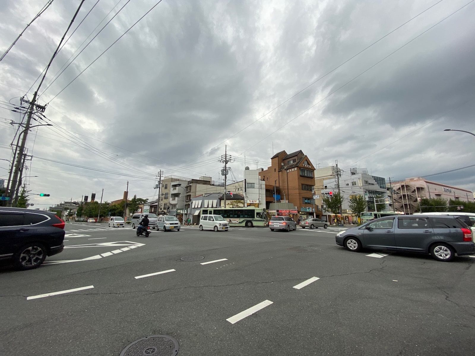 iPhone 11 Proの超広角カメラ（13mm相当）で撮った交差点の写真