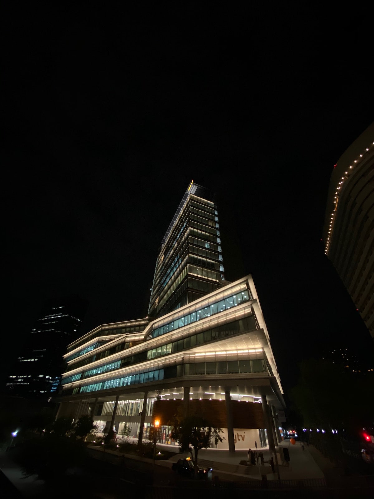 iPhone 11 Proの超広角カメラ（13mm相当）で撮った夜景