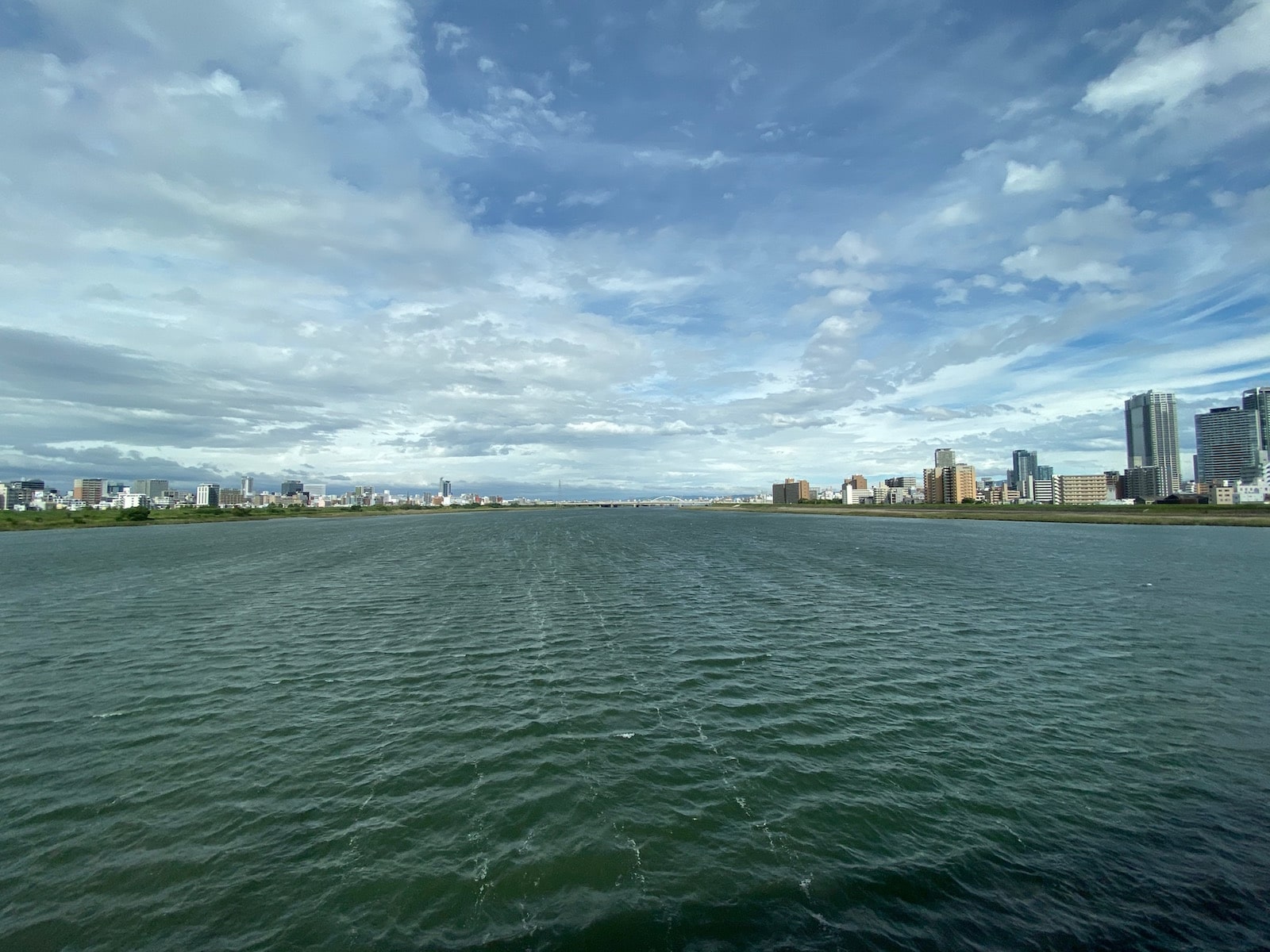 iPhone 11 Proの超広角カメラ（13mm相当）で撮った川の写真