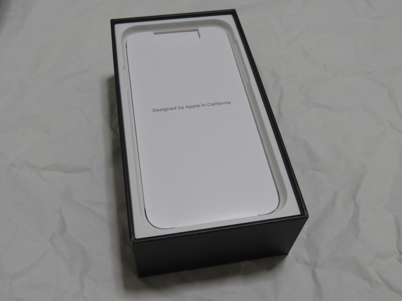 iPhone 11 Proの説明書が入った薄い箱