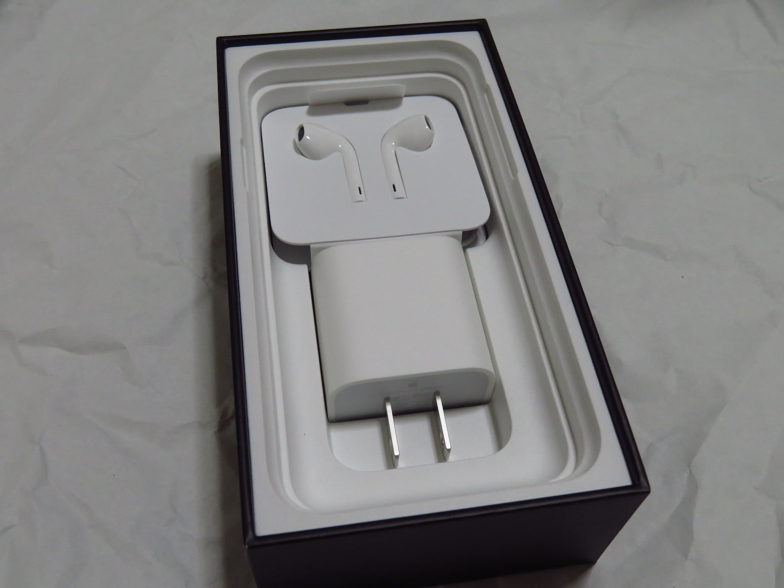 iPhone 11 Proに付属するイヤホンと充電器