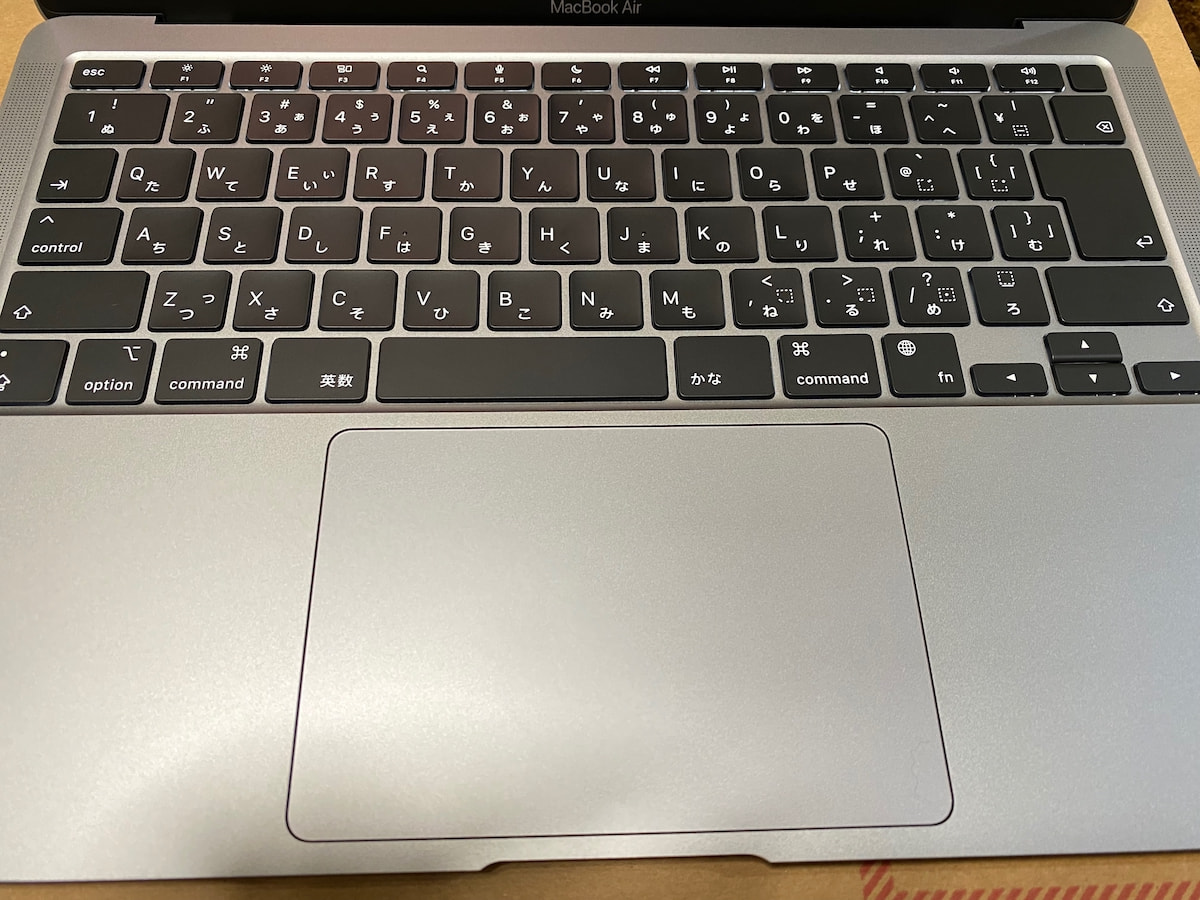 MacBook Air M1 2020 のキーボードとトラックパッド