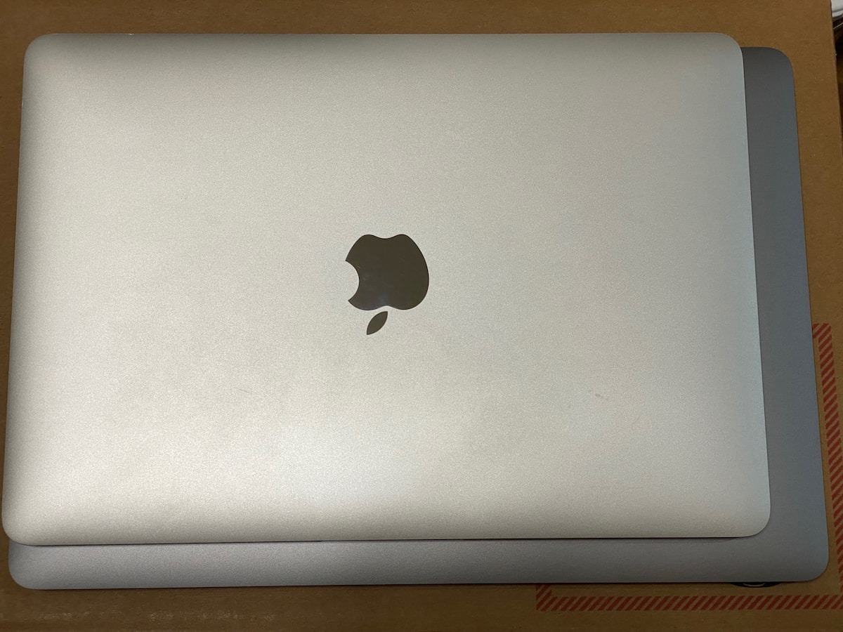 MacBook 2015 と MacBook Air M1 2020 のサイズ比較